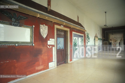 Caption: Nome:..ISOLA DI SAN CLEMENTE: OSPEDALE ....Localizzazione:..VENEZIA / ISOLA DI SAN CLEMENTE / LAGUNA SUD..VENICE / THE ISLE OF SAN CLEMENTE / THE SOUTH LAGOON..Soggetto:..ISOLA DI SAN CLEMENTE / INTERNO DELL OSPEDALE / DISEGNI..ISLE OF SAN CLEMENTE / INTERIOR OF THE HOSPITAL / DRAWINGS..Cronologia:......Autore:......Stile:......Editori Stampatori:......Committenza:......Materia e Tecnica:......Collocazione:......Note:..I PRIMI EDIFICI RISALGONO AL XII SECOLO / DAL 1834 LISOLA DIVENNE MANICOMIO PROVINCIALE FEMMINILE FINO AL1992 / SACCHEGGIATA NEL 1992, OGGI E DIVENTATA RIFUGIO PER GATTI RANDAGI, GRAZIE AI VOLONTARI DELLASSOCIAZIONE DINGO..THE FIRST BUILDINGS  DATE BACK TO THE XII CENTURY  / FROM 1834 TO 1992 IT WAS USED AS A GIRLS MENTAL HOSPITAL  / SACKED IN 1992, IT BECAME A REFUGE FOR STRAY CATS, THANKS TO  VOLUNTARY DINGO ASSOCIATION..Riproduzione Fotografica:..Graziano Arici/Rosebud2 ...Copyright:..Graziano Arici / rosebud2/....Data:..1993....Costo:..A....Key:..ISOLE ABBANDONATE..UNINHABITED ISLANDS