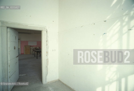 Caption: Nome:..ISOLA DI SAN CLEMENTE: OSPEDALE ....Localizzazione:..VENEZIA / ISOLA DI SAN CLEMENTE / LAGUNA SUD..VENICE / THE ISLE OF SAN CLEMENTE / THE SOUTH LAGOON..Soggetto:..ISOLA DI SAN CLEMENTE / INTERNO DELL OSPEDALE / CAMERA DI SICUREZZA..ISLE OF SAN CLEMENTE / INTERIOR OF THE HOSPITAL ....Cronologia:......Autore:......Stile:......Editori Stampatori:......Committenza:......Materia e Tecnica:......Collocazione:......Note:..I PRIMI EDIFICI RISALGONO AL XII SECOLO / DAL 1834 LISOLA DIVENNE MANICOMIO PROVINCIALE FEMMINILE FINO AL1992 / SACCHEGGIATA NEL 1992, OGGI E DIVENTATA RIFUGIO PER GATTI RANDAGI, GRAZIE AI VOLONTARI DELLASSOCIAZIONE DINGO..THE FIRST BUILDINGS  DATE BACK TO THE XII CENTURY  / FROM 1834 TO 1992 IT WAS USED AS A GIRLS MENTAL HOSPITAL  / SACKED IN 1992, IT BECAME A REFUGE FOR STRAY CATS, THANKS TO  VOLUNTARY DINGO ASSOCIATION..Riproduzione Fotografica:..Graziano Arici/Rosebud2 ...Copyright:..Graziano Arici / rosebud2/....Data:..1993....Costo:..A....Key:..ISOLE ABBANDONATE..UNINHABITED ISLANDS