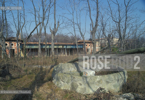 Caption: Nome:..ISOLA DI SAN CLEMENTE: OSPEDALE ....Localizzazione:..VENEZIA / ISOLA DI SAN CLEMENTE / LAGUNA SUD..VENICE / THE ISLE OF SAN CLEMENTE / THE SOUTH LAGOON..Soggetto:..ISOLA DI SAN CLEMENTE / OSPEDALE..ISLE OF SAN CLEMENTE / HOSPITAL..Cronologia:......Autore:......Stile:......Editori Stampatori:......Committenza:......Materia e Tecnica:......Collocazione:......Note:..I PRIMI EDIFICI RISALGONO AL XII SECOLO / DAL 1834 LISOLA DIVENNE MANICOMIO PROVINCIALE FEMMINILE FINO AL1992 / SACCHEGGIATA NEL 1992, OGGI E DIVENTATA RIFUGIO PER GATTI RANDAGI, GRAZIE AI VOLONTARI DELLASSOCIAZIONE DINGO..THE FIRST BUILDINGS  DATE BACK TO THE XII CENTURY  / FROM 1834 TO 1992 IT WAS USED AS A GIRLS MENTAL HOSPITAL  / SACKED IN 1992, IT BECAME A REFUGE FOR STRAY CATS, THANKS TO  VOLUNTARY DINGO ASSOCIATION..Riproduzione Fotografica:..Graziano Arici/Rosebud2 ...Copyright:..Graziano Arici / rosebud2/....Data:..1993....Costo:..A....Key:..ISOLE ABBANDONATE / PALAZZI..UNINHABITED ISLANDS / PALACES