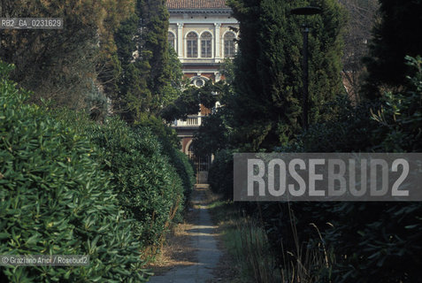 Caption: Nome:..ISOLA DI SAN CLEMENTE: OSPEDALE ....Localizzazione:..VENEZIA / ISOLA DI SAN CLEMENTE / LAGUNA SUD..VENICE / THE ISLE OF SAN CLEMENTE / THE SOUTH LAGOON..Soggetto:..ISOLA DI SAN CLEMENTE / OSPEDALE PARCO..ISLE OF SAN CLEMENTE / HOSPITAL..Cronologia:......Autore:......Stile:......Editori Stampatori:......Committenza:......Materia e Tecnica:......Collocazione:......Note:..I PRIMI EDIFICI RISALGONO AL XII SECOLO / DAL 1834 LISOLA DIVENNE MANICOMIO PROVINCIALE FEMMINILE FINO AL1992 / SACCHEGGIATA NEL 1992, OGGI E DIVENTATA RIFUGIO PER GATTI RANDAGI, GRAZIE AI VOLONTARI DELLASSOCIAZIONE DINGO..THE FIRST BUILDINGS  DATE BACK TO THE XII CENTURY  / FROM 1834 TO 1992 IT WAS USED AS A GIRLS MENTAL HOSPITAL  / SACKED IN 1992, IT BECAME A REFUGE FOR STRAY CATS, THANKS TO  VOLUNTARY DINGO ASSOCIATION..Riproduzione Fotografica:..Graziano Arici/Rosebud2 ...Copyright:..Graziano Arici / rosebud2/....Data:..1993....Costo:..A....Key:..ISOLE ABBANDONATE / PALAZZI..UNINHABITED ISLANDS / PALACES