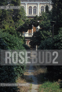 Nome:..ISOLA DI SAN CLEMENTE: OSPEDALE ....Localizzazione:..VENEZIA / ISOLA DI SAN CLEMENTE / LAGUNA SUD..VENICE / THE ISLE OF SAN CLEMENTE / THE SOUTH LAGOON..Soggetto:..ISOLA DI SAN CLEMENTE / OSPEDALE PARCO..ISLE OF SAN CLEMENTE / HOSPITAL..Cronologia:......Autore:......Stile:......Editori Stampatori:......Committenza:......Materia e Tecnica:......Collocazione:......Note:..I PRIMI EDIFICI RISALGONO AL XII SECOLO / DAL 1834 LISOLA DIVENNE MANICOMIO PROVINCIALE FEMMINILE FINO AL1992 / SACCHEGGIATA NEL 1992, OGGI E DIVENTATA RIFUGIO PER GATTI RANDAGI, GRAZIE AI VOLONTARI DELLASSOCIAZIONE DINGO..THE FIRST BUILDINGS  DATE BACK TO THE XII CENTURY  / FROM 1834 TO 1992 IT WAS USED AS A GIRLS MENTAL HOSPITAL  / SACKED IN 1992, IT BECAME A REFUGE FOR STRAY CATS, THANKS TO  VOLUNTARY DINGO ASSOCIATION..Riproduzione Fotografica:..Graziano Arici/Rosebud2 ...Copyright:..Graziano Arici / rosebud2/....Data:..1993....Costo:..A....Key:..ISOLE ABBANDONATE / PALAZZI..UNINHABITED ISLANDS / PALACES