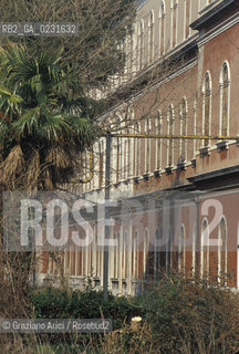 Nome:..ISOLA DI SAN CLEMENTE: OSPEDALE ....Localizzazione:..VENEZIA / ISOLA DI SAN CLEMENTE / LAGUNA SUD..VENICE / THE ISLE OF SAN CLEMENTE / THE SOUTH LAGOON..Soggetto:..ISOLA DI SAN CLEMENTE / OSPEDALE PARCO..ISLE OF SAN CLEMENTE / HOSPITAL..Cronologia:......Autore:......Stile:......Editori Stampatori:......Committenza:......Materia e Tecnica:......Collocazione:......Note:..I PRIMI EDIFICI RISALGONO AL XII SECOLO / DAL 1834 LISOLA DIVENNE MANICOMIO PROVINCIALE FEMMINILE FINO AL1992 / SACCHEGGIATA NEL 1992, OGGI E DIVENTATA RIFUGIO PER GATTI RANDAGI, GRAZIE AI VOLONTARI DELLASSOCIAZIONE DINGO..THE FIRST BUILDINGS  DATE BACK TO THE XII CENTURY  / FROM 1834 TO 1992 IT WAS USED AS A GIRLS MENTAL HOSPITAL  / SACKED IN 1992, IT BECAME A REFUGE FOR STRAY CATS, THANKS TO  VOLUNTARY DINGO ASSOCIATION..Riproduzione Fotografica:..Graziano Arici/Rosebud2 ...Copyright:..Graziano Arici / rosebud2/....Data:..1993....Costo:..A....Key:..ISOLE ABBANDONATE / PALAZZI..UNINHABITED ISLANDS / PALACES