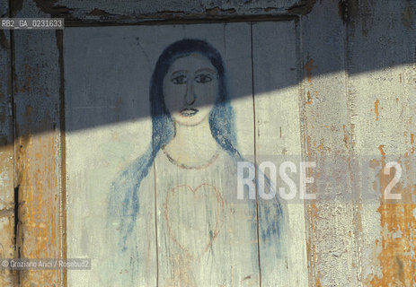 Caption: Nome:..ISOLA DI SAN CLEMENTE: OSPEDALE ....Localizzazione:..VENEZIA / ISOLA DI SAN CLEMENTE / LAGUNA SUD..VENICE / THE ISLE OF SAN CLEMENTE / THE SOUTH LAGOON..Soggetto:..ISOLA DI SAN CLEMENTE / INTERNO DELL OSPEDALE / DISEGNI..ISLE OF SAN CLEMENTE / INTERIOR OF THE HOSPITAL / DRAWINGS..Cronologia:......Autore:......Stile:......Editori Stampatori:......Committenza:......Materia e Tecnica:......Collocazione:......Note:..I PRIMI EDIFICI RISALGONO AL XII SECOLO / DAL 1834 LISOLA DIVENNE MANICOMIO PROVINCIALE FEMMINILE FINO AL1992 / SACCHEGGIATA NEL 1992, OGGI E DIVENTATA RIFUGIO PER GATTI RANDAGI, GRAZIE AI VOLONTARI DELLASSOCIAZIONE DINGO..THE FIRST BUILDINGS  DATE BACK TO THE XII CENTURY  / FROM 1834 TO 1992 IT WAS USED AS A GIRLS MENTAL HOSPITAL  / SACKED IN 1992, IT BECAME A REFUGE FOR STRAY CATS, THANKS TO  VOLUNTARY DINGO ASSOCIATION..Riproduzione Fotografica:..Graziano Arici/Rosebud2 ...Copyright:..Graziano Arici / rosebud2/....Data:..1993....Costo:..A....Key:..ISOLE ABBANDONATE..UNINHABITED ISLANDS