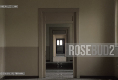 Caption: Nome:..ISOLA DI SAN CLEMENTE: OSPEDALE ....Localizzazione:..VENEZIA / ISOLA DI SAN CLEMENTE / LAGUNA SUD..VENICE / THE ISLE OF SAN CLEMENTE / THE SOUTH LAGOON..Soggetto:..ISOLA DI SAN CLEMENTE / INTERNO DELL OSPEDALE PORTA..ISLE OF SAN CLEMENTE / INTERIOR OF THE HOSPITAL ....Cronologia:......Autore:......Stile:......Editori Stampatori:......Committenza:......Materia e Tecnica:......Collocazione:......Note:..I PRIMI EDIFICI RISALGONO AL XII SECOLO / DAL 1834 LISOLA DIVENNE MANICOMIO PROVINCIALE FEMMINILE FINO AL1992 / SACCHEGGIATA NEL 1992, OGGI E DIVENTATA RIFUGIO PER GATTI RANDAGI, GRAZIE AI VOLONTARI DELLASSOCIAZIONE DINGO..THE FIRST BUILDINGS  DATE BACK TO THE XII CENTURY  / FROM 1834 TO 1992 IT WAS USED AS A GIRLS MENTAL HOSPITAL  / SACKED IN 1992, IT BECAME A REFUGE FOR STRAY CATS, THANKS TO  VOLUNTARY DINGO ASSOCIATION..Riproduzione Fotografica:..Graziano Arici/Rosebud2 ...Copyright:..Graziano Arici / rosebud2/....Data:..1993....Costo:..A....Key:..ISOLE ABBANDONATE..UNINHABITED ISLANDS