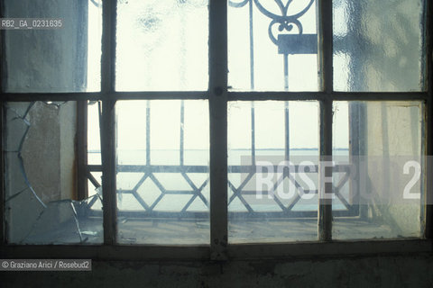 Caption: Nome:..ISOLA DI SAN CLEMENTE: OSPEDALE ....Localizzazione:..VENEZIA / ISOLA DI SAN CLEMENTE / LAGUNA SUD..VENICE / THE ISLE OF SAN CLEMENTE / THE SOUTH LAGOON..Soggetto:..ISOLA DI SAN CLEMENTE / INTERNO DELL OSPEDALE / CELLA DI SICUREZZA..ISLE OF SAN CLEMENTE / INTERIOR OF THE HOSPITAL / SECURITY  CELL..Cronologia:......Autore:......Stile:......Editori Stampatori:......Committenza:......Materia e Tecnica:......Collocazione:......Note:..I PRIMI EDIFICI RISALGONO AL XII SECOLO / DAL 1834 LISOLA DIVENNE MANICOMIO PROVINCIALE FEMMINILE FINO AL1992 / SACCHEGGIATA NEL 1992, OGGI E DIVENTATA RIFUGIO PER GATTI RANDAGI, GRAZIE AI VOLONTARI DELLASSOCIAZIONE DINGO..THE FIRST BUILDINGS  DATE BACK TO THE XII CENTURY  / FROM 1834 TO 1992 IT WAS USED AS A GIRLS MENTAL HOSPITAL  / SACKED IN 1992, IT BECAME A REFUGE FOR STRAY CATS, THANKS TO  VOLUNTARY DINGO ASSOCIATION..Riproduzione Fotografica:..Graziano Arici/Rosebud2 ...Copyright:..Graziano Arici / rosebud2/....Data:..1993....Costo:..A....Key:..ISOLE ABBANDONATE..UNINHABITED ISLANDS