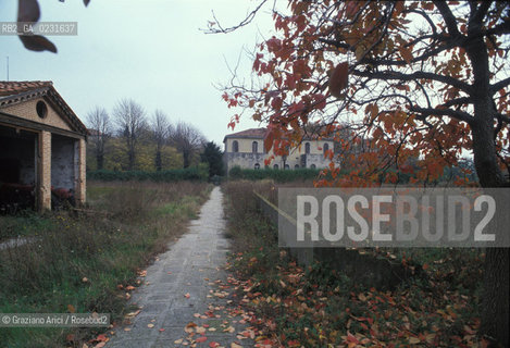 Caption: Nome:..ISOLA DI SAN CLEMENTE: OSPEDALE ....Localizzazione:..VENEZIA / ISOLA DI SAN CLEMENTE / LAGUNA SUD..VENICE / THE ISLE OF SAN CLEMENTE / THE SOUTH LAGOON..Soggetto:..ISOLA DI SAN CLEMENTE / OSPEDALE PARCO..ISLE OF SAN CLEMENTE / HOSPITAL..Cronologia:......Autore:......Stile:......Editori Stampatori:......Committenza:......Materia e Tecnica:......Collocazione:......Note:..I PRIMI EDIFICI RISALGONO AL XII SECOLO / DAL 1834 LISOLA DIVENNE MANICOMIO PROVINCIALE FEMMINILE FINO AL1992 / SACCHEGGIATA NEL 1992, OGGI E DIVENTATA RIFUGIO PER GATTI RANDAGI, GRAZIE AI VOLONTARI DELLASSOCIAZIONE DINGO..THE FIRST BUILDINGS  DATE BACK TO THE XII CENTURY  / FROM 1834 TO 1992 IT WAS USED AS A GIRLS MENTAL HOSPITAL  / SACKED IN 1992, IT BECAME A REFUGE FOR STRAY CATS, THANKS TO  VOLUNTARY DINGO ASSOCIATION..Riproduzione Fotografica:..Graziano Arici/Rosebud2 ...Copyright:..Graziano Arici / rosebud2/....Data:..1993....Costo:..A....Key:..ISOLE ABBANDONATE / PALAZZI..UNINHABITED ISLANDS / PALACES