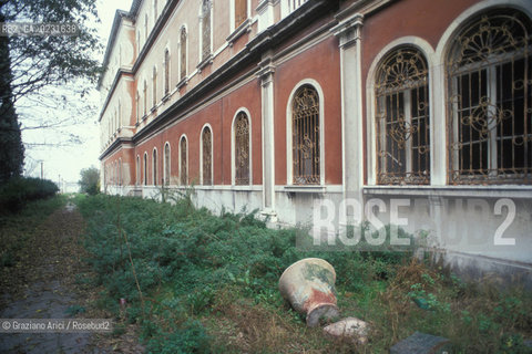 Nome:..ISOLA DI SAN CLEMENTE: OSPEDALE ....Localizzazione:..VENEZIA / ISOLA DI SAN CLEMENTE / LAGUNA SUD..VENICE / THE ISLE OF SAN CLEMENTE / THE SOUTH LAGOON..Soggetto:..ISOLA DI SAN CLEMENTE / OSPEDALE PARCO..ISLE OF SAN CLEMENTE / HOSPITAL..Cronologia:......Autore:......Stile:......Editori Stampatori:......Committenza:......Materia e Tecnica:......Collocazione:......Note:..I PRIMI EDIFICI RISALGONO AL XII SECOLO / DAL 1834 LISOLA DIVENNE MANICOMIO PROVINCIALE FEMMINILE FINO AL1992 / SACCHEGGIATA NEL 1992, OGGI E DIVENTATA RIFUGIO PER GATTI RANDAGI, GRAZIE AI VOLONTARI DELLASSOCIAZIONE DINGO..THE FIRST BUILDINGS  DATE BACK TO THE XII CENTURY  / FROM 1834 TO 1992 IT WAS USED AS A GIRLS MENTAL HOSPITAL  / SACKED IN 1992, IT BECAME A REFUGE FOR STRAY CATS, THANKS TO  VOLUNTARY DINGO ASSOCIATION..Riproduzione Fotografica:..Graziano Arici/Rosebud2 ...Copyright:..Graziano Arici / rosebud2/....Data:..1993....Costo:..A....Key:..ISOLE ABBANDONATE / PALAZZI..UNINHABITED ISLANDS / PALACES