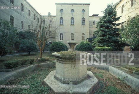 Nome:..ISOLA DI SAN CLEMENTE: OSPEDALE ....Localizzazione:..VENEZIA / ISOLA DI SAN CLEMENTE / LAGUNA SUD..VENICE / THE ISLE OF SAN CLEMENTE / THE SOUTH LAGOON..Soggetto:..ISOLA DI SAN CLEMENTE / OSPEDALE PARCO..ISLE OF SAN CLEMENTE / HOSPITAL..Cronologia:......Autore:......Stile:......Editori Stampatori:......Committenza:......Materia e Tecnica:......Collocazione:......Note:..I PRIMI EDIFICI RISALGONO AL XII SECOLO / DAL 1834 LISOLA DIVENNE MANICOMIO PROVINCIALE FEMMINILE FINO AL1992 / SACCHEGGIATA NEL 1992, OGGI E DIVENTATA RIFUGIO PER GATTI RANDAGI, GRAZIE AI VOLONTARI DELLASSOCIAZIONE DINGO..THE FIRST BUILDINGS  DATE BACK TO THE XII CENTURY  / FROM 1834 TO 1992 IT WAS USED AS A GIRLS MENTAL HOSPITAL  / SACKED IN 1992, IT BECAME A REFUGE FOR STRAY CATS, THANKS TO  VOLUNTARY DINGO ASSOCIATION..Riproduzione Fotografica:..Graziano Arici/Rosebud2 ...Copyright:..Graziano Arici / rosebud2/....Data:..1993....Costo:..A....Key:..ISOLE ABBANDONATE / PALAZZI..UNINHABITED ISLANDS / PALACES