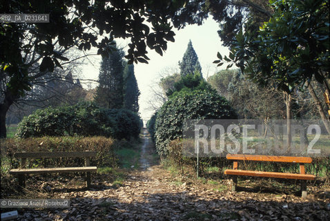 Nome:..ISOLA DI SAN CLEMENTE: OSPEDALE ....Localizzazione:..VENEZIA / ISOLA DI SAN CLEMENTE / LAGUNA SUD..VENICE / THE ISLE OF SAN CLEMENTE / THE SOUTH LAGOON..Soggetto:..ISOLA DI SAN CLEMENTE / OSPEDALE PARCO..ISLE OF SAN CLEMENTE / HOSPITAL..Cronologia:......Autore:......Stile:......Editori Stampatori:......Committenza:......Materia e Tecnica:......Collocazione:......Note:..I PRIMI EDIFICI RISALGONO AL XII SECOLO / DAL 1834 LISOLA DIVENNE MANICOMIO PROVINCIALE FEMMINILE FINO AL1992 / SACCHEGGIATA NEL 1992, OGGI E DIVENTATA RIFUGIO PER GATTI RANDAGI, GRAZIE AI VOLONTARI DELLASSOCIAZIONE DINGO..THE FIRST BUILDINGS  DATE BACK TO THE XII CENTURY  / FROM 1834 TO 1992 IT WAS USED AS A GIRLS MENTAL HOSPITAL  / SACKED IN 1992, IT BECAME A REFUGE FOR STRAY CATS, THANKS TO  VOLUNTARY DINGO ASSOCIATION..Riproduzione Fotografica:..Graziano Arici/Rosebud2 ...Copyright:..Graziano Arici / rosebud2/....Data:..1993....Costo:..A....Key:..ISOLE ABBANDONATE / PALAZZI..UNINHABITED ISLANDS / PALACES