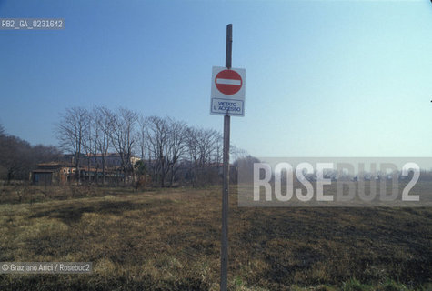 Nome:..ISOLA DI SAN CLEMENTE: OSPEDALE ....Localizzazione:..VENEZIA / ISOLA DI SAN CLEMENTE / LAGUNA SUD..VENICE / THE ISLE OF SAN CLEMENTE / THE SOUTH LAGOON..Soggetto:..ISOLA DI SAN CLEMENTE / OSPEDALE PARCO..ISLE OF SAN CLEMENTE / HOSPITAL..Cronologia:......Autore:......Stile:......Editori Stampatori:......Committenza:......Materia e Tecnica:......Collocazione:......Note:..I PRIMI EDIFICI RISALGONO AL XII SECOLO / DAL 1834 LISOLA DIVENNE MANICOMIO PROVINCIALE FEMMINILE FINO AL1992 / SACCHEGGIATA NEL 1992, OGGI E DIVENTATA RIFUGIO PER GATTI RANDAGI, GRAZIE AI VOLONTARI DELLASSOCIAZIONE DINGO..THE FIRST BUILDINGS  DATE BACK TO THE XII CENTURY  / FROM 1834 TO 1992 IT WAS USED AS A GIRLS MENTAL HOSPITAL  / SACKED IN 1992, IT BECAME A REFUGE FOR STRAY CATS, THANKS TO  VOLUNTARY DINGO ASSOCIATION..Riproduzione Fotografica:..Graziano Arici/Rosebud2 ...Copyright:..Graziano Arici / rosebud2/....Data:..1993....Costo:..A....Key:..ISOLE ABBANDONATE / PALAZZI..UNINHABITED ISLANDS / PALACES