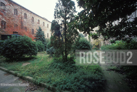 Nome:..ISOLA DI SAN CLEMENTE: OSPEDALE ....Localizzazione:..VENEZIA / ISOLA DI SAN CLEMENTE / LAGUNA SUD..VENICE / THE ISLE OF SAN CLEMENTE / THE SOUTH LAGOON..Soggetto:..ISOLA DI SAN CLEMENTE / OSPEDALE PARCO..ISLE OF SAN CLEMENTE / HOSPITAL..Cronologia:......Autore:......Stile:......Editori Stampatori:......Committenza:......Materia e Tecnica:......Collocazione:......Note:..I PRIMI EDIFICI RISALGONO AL XII SECOLO / DAL 1834 LISOLA DIVENNE MANICOMIO PROVINCIALE FEMMINILE FINO AL1992 / SACCHEGGIATA NEL 1992, OGGI E DIVENTATA RIFUGIO PER GATTI RANDAGI, GRAZIE AI VOLONTARI DELLASSOCIAZIONE DINGO..THE FIRST BUILDINGS  DATE BACK TO THE XII CENTURY  / FROM 1834 TO 1992 IT WAS USED AS A GIRLS MENTAL HOSPITAL  / SACKED IN 1992, IT BECAME A REFUGE FOR STRAY CATS, THANKS TO  VOLUNTARY DINGO ASSOCIATION..Riproduzione Fotografica:..Graziano Arici/Rosebud2 ...Copyright:..Graziano Arici / rosebud2/....Data:..1993....Costo:..A....Key:..ISOLE ABBANDONATE / PALAZZI..UNINHABITED ISLANDS / PALACES