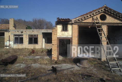 Nome:..ISOLA DI SAN CLEMENTE: OSPEDALE ....Localizzazione:..VENEZIA / ISOLA DI SAN CLEMENTE / LAGUNA SUD..VENICE / THE ISLE OF SAN CLEMENTE / THE SOUTH LAGOON..Soggetto:..ISOLA DI SAN CLEMENTE / OSPEDALE PARCO..ISLE OF SAN CLEMENTE / HOSPITAL..Cronologia:......Autore:......Stile:......Editori Stampatori:......Committenza:......Materia e Tecnica:......Collocazione:......Note:..I PRIMI EDIFICI RISALGONO AL XII SECOLO / DAL 1834 LISOLA DIVENNE MANICOMIO PROVINCIALE FEMMINILE FINO AL1992 / SACCHEGGIATA NEL 1992, OGGI E DIVENTATA RIFUGIO PER GATTI RANDAGI, GRAZIE AI VOLONTARI DELLASSOCIAZIONE DINGO..THE FIRST BUILDINGS  DATE BACK TO THE XII CENTURY  / FROM 1834 TO 1992 IT WAS USED AS A GIRLS MENTAL HOSPITAL  / SACKED IN 1992, IT BECAME A REFUGE FOR STRAY CATS, THANKS TO  VOLUNTARY DINGO ASSOCIATION..Riproduzione Fotografica:..Graziano Arici/Rosebud2 ...Copyright:..Graziano Arici / rosebud2/....Data:..1993....Costo:..A....Key:..ISOLE ABBANDONATE / PALAZZI..UNINHABITED ISLANDS / PALACES