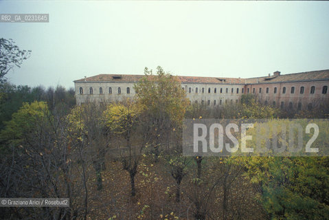 Nome:..ISOLA DI SAN CLEMENTE: OSPEDALE ....Localizzazione:..VENEZIA / ISOLA DI SAN CLEMENTE / LAGUNA SUD..VENICE / THE ISLE OF SAN CLEMENTE / THE SOUTH LAGOON..Soggetto:..ISOLA DI SAN CLEMENTE / OSPEDALE PARCO..ISLE OF SAN CLEMENTE / HOSPITAL..Cronologia:......Autore:......Stile:......Editori Stampatori:......Committenza:......Materia e Tecnica:......Collocazione:......Note:..I PRIMI EDIFICI RISALGONO AL XII SECOLO / DAL 1834 LISOLA DIVENNE MANICOMIO PROVINCIALE FEMMINILE FINO AL1992 / SACCHEGGIATA NEL 1992, OGGI E DIVENTATA RIFUGIO PER GATTI RANDAGI, GRAZIE AI VOLONTARI DELLASSOCIAZIONE DINGO..THE FIRST BUILDINGS  DATE BACK TO THE XII CENTURY  / FROM 1834 TO 1992 IT WAS USED AS A GIRLS MENTAL HOSPITAL  / SACKED IN 1992, IT BECAME A REFUGE FOR STRAY CATS, THANKS TO  VOLUNTARY DINGO ASSOCIATION..Riproduzione Fotografica:..Graziano Arici/Rosebud2 ...Copyright:..Graziano Arici / rosebud2/....Data:..1993....Costo:..A....Key:..ISOLE ABBANDONATE / PALAZZI..UNINHABITED ISLANDS / PALACES