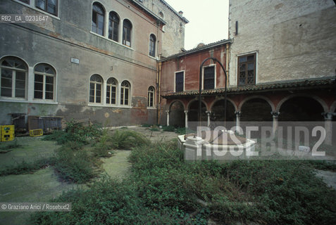Caption: Nome:..ISOLA DI SAN CLEMENTE: CHIOSTRO ....Localizzazione:..VENEZIA / ISOLA DI SAN CLEMENTE / LAGUNA SUD..VENICE / THE ISLE OF SAN CLEMENTE / THE SOUTH LAGOON..Soggetto:..ISOLA DI SAN CLEMENTE / CHIOSTRO..THE ISLE OF SAN CLEMENTE / CLOISTER ..Cronologia:......Autore:......Stile:......Editori Stampatori:......Committenza:......Materia e Tecnica:......Collocazione:......Note:..I PRIMI EDIFICI RISALGONO AL XII SECOLO / DAL 1834 LISOLA DIVENNE MANICOMIO PROVINCIALE FEMMINILE FINO AL1992 / SACCHEGGIATA NEL 1992, OGGI E DIVENTATA RIFUGIO PER GATTI RANDAGI, GRAZIE AI VOLONTARI DELLASSOCIAZIONE DINGO..THE FIRST BUILDINGS  DATE BACK TO THE XII CENTURY / FROM 1834 TO 1992 IT WAS USED AS A GIRLS MENTAL HOSPITAL  / SACKED IN 1992, IT BECAME A REFUGE FOR STRAY CATS, THANKS TO  VOLUNTARY DINGO ASSOCIATION..Riproduzione Fotografica:..Graziano Arici/Rosebud2 ...Copyright:..Graziano Arici / rosebud2/....Data:..1993....Costo:..A....Key:..ISOLE ABBANDONATE..UNINHABITED ISLANDS