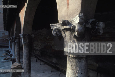 Caption: Nome:..ISOLA DI SAN CLEMENTE: CHIOSTRO ....Localizzazione:..VENEZIA / ISOLA DI SAN CLEMENTE / LAGUNA SUD..VENICE / THE ISLE OF SAN CLEMENTE / THE SOUTH LAGOON..Soggetto:..ISOLA DI SAN CLEMENTE / CHIOSTRO..THE ISLE OF SAN CLEMENTE / CLOISTER ..Cronologia:......Autore:......Stile:......Editori Stampatori:......Committenza:......Materia e Tecnica:......Collocazione:......Note:..I PRIMI EDIFICI RISALGONO AL XII SECOLO / DAL 1834 LISOLA DIVENNE MANICOMIO PROVINCIALE FEMMINILE FINO AL1992 / SACCHEGGIATA NEL 1992, OGGI E DIVENTATA RIFUGIO PER GATTI RANDAGI, GRAZIE AI VOLONTARI DELLASSOCIAZIONE DINGO..THE FIRST BUILDINGS  DATE BACK TO THE XII CENTURY / FROM 1834 TO 1992 IT WAS USED AS A GIRLS MENTAL HOSPITAL  / SACKED IN 1992, IT BECAME A REFUGE FOR STRAY CATS, THANKS TO  VOLUNTARY DINGO ASSOCIATION..Riproduzione Fotografica:..Graziano Arici/Rosebud2 ...Copyright:..Graziano Arici / rosebud2/....Data:..1993....Costo:..A....Key:..ISOLE ABBANDONATE..UNINHABITED ISLANDS