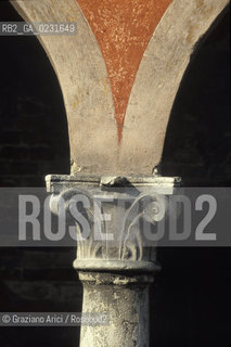 Caption: Nome:..ISOLA DI SAN CLEMENTE: UN CAPITELLO DEL CHIOSTRO....Localizzazione:..VENEZIA / ISOLA DI SAN CLEMENTE / LAGUNA SUD..VENICE / THE ISLE OF SAN CLEMENTE / THE SOUTH LAGOON..Soggetto:..ISOLA DI SAN CLEMENTE / CHIOSTRO / PARTICOLARE DI UN CAPITELLO..THE ISLE OF SAN CLEMENTE / CLOISTER / CAPITAL DETAIL  ..Cronologia:......Autore:......Stile:......Editori Stampatori:......Committenza:......Materia e Tecnica:......Collocazione:......Note:..I PRIMI EDIFICI RISALGONO AL XII SECOLO / DAL 1834 LISOLA DIVENNE MANICOMIO PROVINCIALE FEMMINILE FINO AL1992 / SACCHEGGIATA NEL 1992, OGGI E DIVENTATA RIFUGIO PER GATTI RANDAGI, GRAZIE AI VOLONTARI DELLASSOCIAZIONE DINGO..THE FIRST BUILDINGS  DATE BACK TO THE XII CENTURY / FROM 1834 TO 1992 IT WAS USED AS A GIRLS MENTAL HOSPITAL  / SACKED IN 1992, IT BECAME A REFUGE FOR STRAY CATS, THANKS TO  VOLUNTARY DINGO ASSOCIATION..Riproduzione Fotografica:..Graziano Arici/Rosebud2 ...Copyright:..Graziano Arici / rosebud2/....Data:..1993....Costo:..A....Key:..ISOLE ABBANDONATE..UNINHABITED ISLANDS