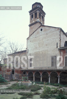 Caption: Nome:..ISOLA DI SAN CLEMENTE: CHIOSTRO E CHIESA ....Localizzazione:..VENEZIA / ISOLA DI SAN CLEMENTE / LAGUNA SUD..VENICE / THE ISLE OF SAN CLEMENTE / THE SOUTH LAGOON..Soggetto:..ISOLA DI SAN CLEMENTE / CHIOSTRO E CHIESA..THE ISLE OF SAN CLEMENTE / CLOISTER AND CHURCH ..Cronologia:..SEC. XVII ..XVIIth CENTURY..Autore:......Stile:......Editori Stampatori:......Committenza:......Materia e Tecnica:......Collocazione:......Note:..I PRIMI EDIFICI RISALGONO AL XII SECOLO / DAL 1834 LISOLA DIVENNE MANICOMIO PROVINCIALE FEMMINILE FINO AL1992 / SACCHEGGIATA NEL 1992, OGGI E DIVENTATA RIFUGIO PER GATTI RANDAGI, GRAZIE AI VOLONTARI DELLASSOCIAZIONE DINGO..THE FIRST BUILDINGS  DATE BACK TO THE XII CENTURY / FROM 1834 TO 1992 IT WAS USED AS A GIRLS MENTAL HOSPITAL  / SACKED IN 1992, IT BECAME A REFUGE FOR STRAY CATS, THANKS TO  VOLUNTARY DINGO ASSOCIATION..Riproduzione Fotografica:..Graziano Arici/Rosebud2 ...Copyright:..Graziano Arici / rosebud2/....Data:..1993....Costo:..A....Key:..ISOLE ABBANDONATE / CHIESA..UNINHABITED ISLANDS / CHURCH