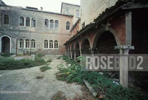 Caption: Nome:..ISOLA DI SAN CLEMENTE: CHIOSTRO ....Localizzazione:..VENEZIA / ISOLA DI SAN CLEMENTE / LAGUNA SUD..VENICE / THE ISLE OF SAN CLEMENTE / THE SOUTH LAGOON..Soggetto:..ISOLA DI SAN CLEMENTE / CHIOSTRO..THE ISLE OF SAN CLEMENTE / CLOISTER ..Cronologia:......Autore:......Stile:......Editori Stampatori:......Committenza:......Materia e Tecnica:......Collocazione:......Note:..I PRIMI EDIFICI RISALGONO AL XII SECOLO / DAL 1834 LISOLA DIVENNE MANICOMIO PROVINCIALE FEMMINILE FINO AL1992 / SACCHEGGIATA NEL 1992, OGGI E DIVENTATA RIFUGIO PER GATTI RANDAGI, GRAZIE AI VOLONTARI DELLASSOCIAZIONE DINGO..THE FIRST BUILDINGS  DATE BACK TO THE XII CENTURY / FROM 1834 TO 1992 IT WAS USED AS A GIRLS MENTAL HOSPITAL  / SACKED IN 1992, IT BECAME A REFUGE FOR STRAY CATS, THANKS TO  VOLUNTARY DINGO ASSOCIATION..Riproduzione Fotografica:..Graziano Arici/Rosebud2 ...Copyright:..Graziano Arici / rosebud2/....Data:..1993....Costo:..A....Key:..ISOLE ABBANDONATE..UNINHABITED ISLANDS