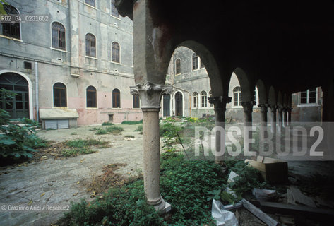 Caption: Nome:..ISOLA DI SAN CLEMENTE: CHIOSTRO ....Localizzazione:..VENEZIA / ISOLA DI SAN CLEMENTE / LAGUNA SUD..VENICE / THE ISLE OF SAN CLEMENTE / THE SOUTH LAGOON..Soggetto:..ISOLA DI SAN CLEMENTE / CHIOSTRO..THE ISLE OF SAN CLEMENTE / CLOISTER ..Cronologia:......Autore:......Stile:......Editori Stampatori:......Committenza:......Materia e Tecnica:......Collocazione:......Note:..I PRIMI EDIFICI RISALGONO AL XII SECOLO / DAL 1834 LISOLA DIVENNE MANICOMIO PROVINCIALE FEMMINILE FINO AL1992 / SACCHEGGIATA NEL 1992, OGGI E DIVENTATA RIFUGIO PER GATTI RANDAGI, GRAZIE AI VOLONTARI DELLASSOCIAZIONE DINGO..THE FIRST BUILDINGS  DATE BACK TO THE XII CENTURY / FROM 1834 TO 1992 IT WAS USED AS A GIRLS MENTAL HOSPITAL  / SACKED IN 1992, IT BECAME A REFUGE FOR STRAY CATS, THANKS TO  VOLUNTARY DINGO ASSOCIATION..Riproduzione Fotografica:..Graziano Arici/Rosebud2 ...Copyright:..Graziano Arici / rosebud2/....Data:..1993....Costo:..A....Key:..ISOLE ABBANDONATE..UNINHABITED ISLANDS