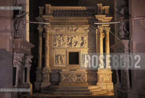 Caption: Nome:..ISOLA DI SAN CLEMENTE: INTERNO DELLA CHIESA....Localizzazione:..VENEZIA / ISOLA DI SAN CLEMENTE / LAGUNA SUD..VENICE / THE ISLE OF SAN CLEMENTE / THE SOUTH LAGOON..Soggetto:..ISOLA DI SAN CLEMENTE / INTERNO DELLA CHIESA / LA SANTA CASA DI LORETO / RILIEVO / LA NASCITA DI CRISTO..ISLE OF SAN CLEMENTE / INTERIOR OF THE CHURCH / THE HOLY HOUSE OF LORETO / RELIEF / BIRTH OF CHRIST ..Cronologia:..SEC. XVII SECONDO QUARTO / 1646 ..XVIIth CENTURY  / 1646..Autore:......Stile:..BAROCCO..BAROQUE..Editori Stampatori:......Committenza:..LAZZARONI FRANCESCO ....Materia e Tecnica:..MARMO..MARBLE ..Collocazione:......Note:..LA CHIESA E LISOLA FURONO SACCHEGGIATE NEL 1992..THE CHURCH AND ISLE HAVE BEEN SACKED IN 1992..Riproduzione Fotografica:..Graziano Arici/Rosebud2 ...Copyright:..Graziano Arici / rosebud2/....Data:..1993....Costo:..A....Key:..ISOLE ABBANDONATE / CHIESA..UNINHABITED ISLANDS / CHURCH