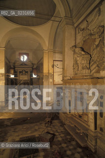 Caption: Nome:..ISOLA DI SAN CLEMENTE: INTERNO DELLA CHIESA....Localizzazione:..VENEZIA / ISOLA DI SAN CLEMENTE / LAGUNA SUD..VENICE / THE ISLE OF SAN CLEMENTE / THE SOUTH LAGOON..Soggetto:..ISOLA DI SAN CLEMENTE / INTERNO DELLA CHIESA / MONUMENTO A PIETRO E LORENZO MOROSINI..ISLE OF SAN CLEMENTE / INTERIOR OF THE CHURCH / MONUMENT TO PIETRO AND LORENZO MOROSINI..Cronologia:..SEC. XVII ..XVIIth CENTURY ..Autore:......Stile:......Editori Stampatori:......Committenza:......Materia e Tecnica:......Collocazione:......Note:..LA CHIESA E LISOLA FURONO SACCHEGGIATE NEL 1992, I BUSTI DI PIETRO E LORENZO MOROSINI, SCULTURE DI MICHELE UNGARO (XVII SEC.) TRAFUGATI..THE CHURCH AND ISLE HAVE BEEN SACKED IN 1992 , THE BUSTS OF PIETRO E LORENZO MOROSINI, SCULPTURES BY MICHELE UNGARO (XVIIth CENTURY) STOLEN..Riproduzione Fotografica:..Graziano Arici/Rosebud2 ...Copyright:..Graziano Arici / rosebud2/....Data:..1993....Costo:..A....Key:..ISOLE ABBANDONATE / CHIESA..UNINHABITED ISLANDS / CHURCH