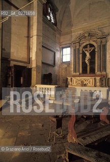 Caption: Nome:..ISOLA DI SAN CLEMENTE: INTERNO DELLA CHIESA....Localizzazione:..VENEZIA / ISOLA DI SAN CLEMENTE / LAGUNA SUD..VENICE / THE ISLE OF SAN CLEMENTE / THE SOUTH LAGOON..Soggetto:..ISOLA DI SAN CLEMENTE / INTERNO DELLA CHIESA / MONUMENTO A PIETRO E LORENZO MOROSINI..ISLE OF SAN CLEMENTE / INTERIOR OF THE CHURCH / MONUMENT TO PIETRO AND LORENZO MOROSINI..Cronologia:..SEC. XVII ..XVIIth CENTURY ..Autore:......Stile:......Editori Stampatori:......Committenza:......Materia e Tecnica:......Collocazione:......Note:..LA CHIESA E LISOLA FURONO SACCHEGGIATE NEL 1992, I BUSTI DI PIETRO E LORENZO MOROSINI, SCULTURE DI MICHELE UNGARO (XVII SEC.) TRAFUGATI..THE CHURCH AND ISLE HAVE BEEN SACKED IN 1992 , THE BUSTS OF PIETRO E LORENZO MOROSINI, SCULPTURES BY MICHELE UNGARO (XVIIth CENTURY) STOLEN..Riproduzione Fotografica:..Graziano Arici/Rosebud2 ...Copyright:..Graziano Arici / rosebud2/....Data:..1993....Costo:..A....Key:..ISOLE ABBANDONATE / CHIESA..UNINHABITED ISLANDS / CHURCH