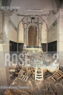 Caption: Nome:..ISOLA DI SAN CLEMENTE: INTERNO DELLA CHIESA....Localizzazione:..VENEZIA / ISOLA DI SAN CLEMENTE / LAGUNA SUD..VENICE / THE ISLE OF SAN CLEMENTE / THE SOUTH LAGOON..Soggetto:..ISOLA DI SAN CLEMENTE / INTERNO DELLA CHIESA SEDIA..ISLE OF SAN CLEMENTE / INTERIOR OF THE CHURCH ..Cronologia:..SEC. XVII ..XVIIth CENTURY ..Autore:......Stile:......Editori Stampatori:......Committenza:......Materia e Tecnica:......Collocazione:......Note:..LA CHIESA E LISOLA FURONO SACCHEGGIATE NEL 1992, I BUSTI DI PIETRO E LORENZO MOROSINI, SCULTURE DI MICHELE UNGARO (XVII SEC.) TRAFUGATI..THE CHURCH AND ISLE HAVE BEEN SACKED IN 1992 , THE BUSTS OF PIETRO E LORENZO MOROSINI, SCULPTURES BY MICHELE UNGARO (XVIIth CENTURY) STOLEN..Riproduzione Fotografica:..Graziano Arici/Rosebud2 ...Copyright:..Graziano Arici / rosebud2/....Data:..1993....Costo:..A....Key:..ISOLE ABBANDONATE / CHIESA..UNINHABITED ISLANDS / CHURCH