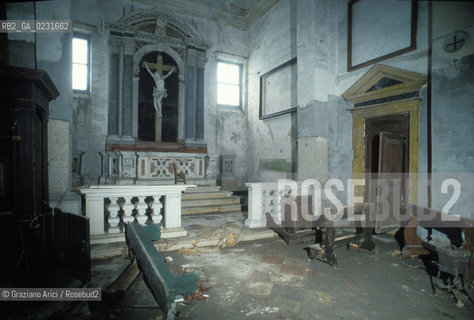 Nome:..ISOLA DI SAN CLEMENTE: INTERNO DELLA CHIESA....Localizzazione:..VENEZIA / ISOLA DI SAN CLEMENTE / LAGUNA SUD..VENICE / THE ISLE OF SAN CLEMENTE / THE SOUTH LAGOON..Soggetto:..ISOLA DI SAN CLEMENTE / INTERNO DELLA CHIESA..ISLE OF SAN CLEMENTE / INTERIOR OF THE CHURCH..Cronologia:..SEC. XVII ..XVIIth CENTURY..Autore:......Stile:..BAROCCO..BAROQUE..Editori Stampatori:......Committenza:......Materia e Tecnica:......Collocazione:......Note:..LA CHIESA E LISOLA FURONO SACCHEGGIATE NEL 1992..THE CHURCH AND ISLE HAVE BEEN SACKED IN 1992..Riproduzione Fotografica:..Graziano Arici/Rosebud2 ...Copyright:..Graziano Arici / rosebud2/....Data:..1993....Costo:..A....Key:..ISOLE ABBANDONATE / CHIESA..UNINHABITED ISLANDS / CHURCH