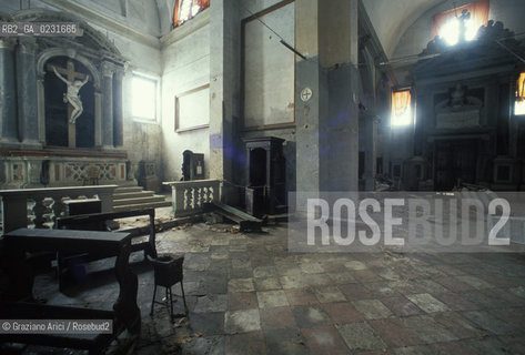 Nome:..ISOLA DI SAN CLEMENTE: INTERNO DELLA CHIESA....Localizzazione:..VENEZIA / ISOLA DI SAN CLEMENTE / LAGUNA SUD..VENICE / THE ISLE OF SAN CLEMENTE / THE SOUTH LAGOON..Soggetto:..ISOLA DI SAN CLEMENTE / INTERNO DELLA CHIESA..ISLE OF SAN CLEMENTE / INTERIOR OF THE CHURCH..Cronologia:..SEC. XVII ..XVIIth CENTURY..Autore:......Stile:..BAROCCO..BAROQUE..Editori Stampatori:......Committenza:......Materia e Tecnica:......Collocazione:......Note:..LA CHIESA E LISOLA FURONO SACCHEGGIATE NEL 1992..THE CHURCH AND ISLE HAVE BEEN SACKED IN 1992..Riproduzione Fotografica:..Graziano Arici/Rosebud2 ...Copyright:..Graziano Arici / rosebud2/....Data:..1993....Costo:..A....Key:..ISOLE ABBANDONATE / CHIESA..UNINHABITED ISLANDS / CHURCH