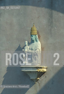 Nome:..ISOLA DI SAN CLEMENTE: PARTICOLARE DELLA FACCIATA DELLA CHIESA....Localizzazione:..VENEZIA / ISOLA DI SAN CLEMENTE / LAGUNA SUD..VENICE / THE ISLE OF SAN CLEMENTE / THE SOUTH LAGOON..Soggetto:..ISOLA DI SAN CLEMENTE / PARTICOLARE DELLA FACCIATA DELLA CHIESA / MADONNA CON BAMBINO..ISLE OF SAN CLEMENTE / THE CHURCH / FACADE DETAIL ..Cronologia:..SEC. XVII ..XVIIth CENTURY ..Autore:......Stile:......Editori Stampatori:......Committenza:......Materia e Tecnica:......Collocazione:......Note:..I PRIMI EDIFICI RISALGONO AL XII SECOLO / DAL 1834 LISOLA DIVENNE MANICOMIO PROVINCIALE FEMMINILE FINO AL1992 / SACCHEGGIATA NEL 1992, OGGI E DIVENTATA RIFUGIO PER GATTI RANDAGI, GRAZIE AI VOLONTARI DELLASSOCIAZIONE DINGO..THE FIRST BUILDINGS  DATE BACK TO THE XII CENTURY  / FROM 1834 TO 1992 IT WAS USED AS A GIRLS MENTAL HOSPITAL  / SACKED IN 1992, IT BECAME A REFUGE FOR STRAY CATS, THANKS TO  VOLUNTARY DINGO ASSOCIATION..Riproduzione Fotografica:..Graziano Arici/Rosebud2 ...Copyright:..Graziano Arici / rosebud2/....Data:..1993....Costo:..A....Key:..ISOLE ABBANDONATE / CHIESA..UNINHABITED ISLANDS / CHURCH