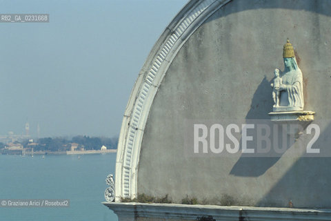 Nome:..ISOLA DI SAN CLEMENTE: PARTICOLARE DELLA FACCIATA DELLA CHIESA....Localizzazione:..VENEZIA / ISOLA DI SAN CLEMENTE / LAGUNA SUD..VENICE / THE ISLE OF SAN CLEMENTE / THE SOUTH LAGOON..Soggetto:..ISOLA DI SAN CLEMENTE / PARTICOLARE DELLA FACCIATA DELLA CHIESA / MADONNA CON BAMBINO..ISLE OF SAN CLEMENTE / THE CHURCH / FACADE DETAIL ..Cronologia:..SEC. XVII ..XVIIth CENTURY ..Autore:......Stile:......Editori Stampatori:......Committenza:......Materia e Tecnica:......Collocazione:......Note:..I PRIMI EDIFICI RISALGONO AL XII SECOLO / DAL 1834 LISOLA DIVENNE MANICOMIO PROVINCIALE FEMMINILE FINO AL1992 / SACCHEGGIATA NEL 1992, OGGI E DIVENTATA RIFUGIO PER GATTI RANDAGI, GRAZIE AI VOLONTARI DELLASSOCIAZIONE DINGO..THE FIRST BUILDINGS  DATE BACK TO THE XII CENTURY  / FROM 1834 TO 1992 IT WAS USED AS A GIRLS MENTAL HOSPITAL  / SACKED IN 1992, IT BECAME A REFUGE FOR STRAY CATS, THANKS TO  VOLUNTARY DINGO ASSOCIATION..Riproduzione Fotografica:..Graziano Arici/Rosebud2 ...Copyright:..Graziano Arici / rosebud2/....Data:..1993....Costo:..A....Key:..ISOLE ABBANDONATE / CHIESA..UNINHABITED ISLANDS / CHURCH