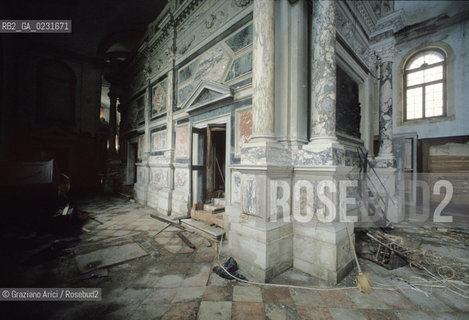 Nome:..ISOLA DI SAN CLEMENTE: INTERNO DELLA CHIESA....Localizzazione:..VENEZIA / ISOLA DI SAN CLEMENTE / LAGUNA SUD..VENICE / THE ISLE OF SAN CLEMENTE / THE SOUTH LAGOON..Soggetto:..ISOLA DI SAN CLEMENTE / INTERNO DELLA CHIESA..ISLE OF SAN CLEMENTE / INTERIOR OF THE CHURCH..Cronologia:..SEC. XVII ..XVIIth CENTURY..Autore:......Stile:..BAROCCO..BAROQUE..Editori Stampatori:......Committenza:......Materia e Tecnica:......Collocazione:......Note:..LA CHIESA E LISOLA FURONO SACCHEGGIATE NEL 1992..THE CHURCH AND ISLE HAVE BEEN SACKED IN 1992..Riproduzione Fotografica:..Graziano Arici/Rosebud2 ...Copyright:..Graziano Arici / rosebud2/....Data:..1993....Costo:..A....Key:..ISOLE ABBANDONATE / CHIESA..UNINHABITED ISLANDS / CHURCH