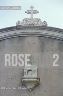 Nome:..ISOLA DI SAN CLEMENTE: PARTICOLARE DELLA FACCIATA DELLA CHIESA....Localizzazione:..VENEZIA / ISOLA DI SAN CLEMENTE / LAGUNA SUD..VENICE / THE ISLE OF SAN CLEMENTE / THE SOUTH LAGOON..Soggetto:..ISOLA DI SAN CLEMENTE / PARTICOLARE DELLA FACCIATA DELLA CHIESA / MADONNA CON BAMBINO..ISLE OF SAN CLEMENTE / THE CHURCH / FACADE DETAIL ..Cronologia:..SEC. XVII ..XVIIth CENTURY ..Autore:......Stile:......Editori Stampatori:......Committenza:......Materia e Tecnica:......Collocazione:......Note:..I PRIMI EDIFICI RISALGONO AL XII SECOLO / DAL 1834 LISOLA DIVENNE MANICOMIO PROVINCIALE FEMMINILE FINO AL1992 / SACCHEGGIATA NEL 1992, OGGI E DIVENTATA RIFUGIO PER GATTI RANDAGI, GRAZIE AI VOLONTARI DELLASSOCIAZIONE DINGO..THE FIRST BUILDINGS  DATE BACK TO THE XII CENTURY  / FROM 1834 TO 1992 IT WAS USED AS A GIRLS MENTAL HOSPITAL  / SACKED IN 1992, IT BECAME A REFUGE FOR STRAY CATS, THANKS TO  VOLUNTARY DINGO ASSOCIATION..Riproduzione Fotografica:..Graziano Arici/Rosebud2 ...Copyright:..Graziano Arici / rosebud2/....Data:..1993....Costo:..A....Key:..ISOLE ABBANDONATE / CHIESA..UNINHABITED ISLANDS / CHURCH