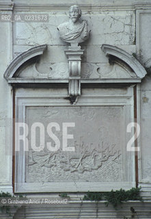 Nome:..ISOLA DI SAN CLEMENTE: PARTICOLARE DELLA FACCIATA DELLA CHIESA....Localizzazione:..VENEZIA / ISOLA DI SAN CLEMENTE / LAGUNA SUD..VENICE / THE ISLE OF SAN CLEMENTE / THE SOUTH LAGOON..Soggetto:..ISOLA DI SAN CLEMENTE / PARTICOLARE DELLA FACCIATA DELLA CHIESA / BATTAGLIA NAVALE / RITRATTO DI FRANCESCO MOROSINI ..ISLE OF SAN CLEMENTE / THE CHURCH / FACADE DETAIL / SEA FIGHT / PORTRAIT OF FRANCESCO MOROSINI ..Cronologia:..SEC. XVII ..XVIIth CENTURY ..Autore:......Stile:......Editori Stampatori:......Committenza:......Materia e Tecnica:..MARMO..MARBLE..Collocazione:......Note:..I PRIMI EDIFICI RISALGONO AL XII SECOLO / DAL 1834 LISOLA DIVENNE MANICOMIO PROVINCIALE FEMMINILE FINO AL1992 / SACCHEGGIATA NEL 1992, OGGI E DIVENTATA RIFUGIO PER GATTI RANDAGI, GRAZIE AI VOLONTARI DELLASSOCIAZIONE DINGO..THE FIRST BUILDINGS  DATE BACK TO THE XII CENTURY  / FROM 1834 TO 1992 IT WAS USED AS A GIRLS MENTAL HOSPITAL  / SACKED IN 1992, IT BECAME A REFUGE FOR STRAY CATS, THANKS TO  VOLUNTARY DINGO ASSOCIATION..Riproduzione Fotografica:..Graziano Arici/Rosebud2 ...Copyright:..Graziano Arici / rosebud2/....Data:..1993....Costo:..A....Key:..ISOLE ABBANDONATE / CHIESA..UNINHABITED ISLANDS / CHURCH