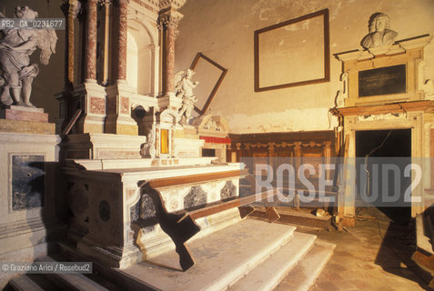 Nome:..ISOLA DI SAN CLEMENTE: INTERNO DELLA CHIESA....Localizzazione:..VENEZIA / ISOLA DI SAN CLEMENTE / LAGUNA SUD..VENICE / THE ISLE OF SAN CLEMENTE / THE SOUTH LAGOON..Soggetto:..ISOLA DI SAN CLEMENTE / INTERNO DELLA CHIESA..ISLE OF SAN CLEMENTE / INTERIOR OF THE CHURCH..Cronologia:..SEC. XVII ..XVIIth CENTURY..Autore:......Stile:..BAROCCO..BAROQUE..Editori Stampatori:......Committenza:......Materia e Tecnica:......Collocazione:......Note:..LA CHIESA E LISOLA FURONO SACCHEGGIATE NEL 1992..THE CHURCH AND ISLE HAVE BEEN SACKED IN 1992..Riproduzione Fotografica:..Graziano Arici/Rosebud2 ...Copyright:..Graziano Arici / rosebud2/....Data:..1993....Costo:..A....Key:..ISOLE ABBANDONATE / CHIESA..UNINHABITED ISLANDS / CHURCH