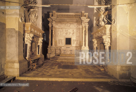 Nome:..ISOLA DI SAN CLEMENTE: INTERNO DELLA CHIESA....Localizzazione:..VENEZIA / ISOLA DI SAN CLEMENTE / LAGUNA SUD..VENICE / THE ISLE OF SAN CLEMENTE / THE SOUTH LAGOON..Soggetto:..ISOLA DI SAN CLEMENTE / INTERNO DELLA CHIESA / LA SANTA CASA DI LORETO..ISLE OF SAN CLEMENTE / INTERIOR OF THE CHURCH / THE HOLY HOUSE OF LORETO ..Cronologia:..SEC. XVII SECONDO QUARTO / 1646 ..XVIIth CENTURY  / 1646..Autore:......Stile:..BAROCCO..BAROQUE..Editori Stampatori:......Committenza:..LAZZARONI FRANCESCO ....Materia e Tecnica:..MARMO..MARBLE ..Collocazione:......Note:..LA CHIESA E LISOLA FURONO SACCHEGGIATE NEL 1992..THE CHURCH AND ISLE HAVE BEEN SACKED IN 1992..Riproduzione Fotografica:..Graziano Arici/Rosebud2 ...Copyright:..Graziano Arici / rosebud2/....Data:..1993....Costo:..A....Key:..ISOLE ABBANDONATE / CHIESA..UNINHABITED ISLANDS / CHURCH