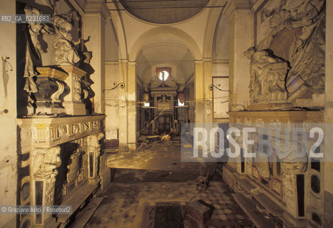 Nome:..ISOLA DI SAN CLEMENTE: INTERNO DELLA CHIESA....Localizzazione:..VENEZIA / ISOLA DI SAN CLEMENTE / LAGUNA SUD..VENICE / THE ISLE OF SAN CLEMENTE / THE SOUTH LAGOON..Soggetto:..ISOLA DI SAN CLEMENTE / INTERNO DELLA CHIESA..ISLE OF SAN CLEMENTE / INTERIOR OF THE CHURCH..Cronologia:..SEC. XVII ..XVIIth CENTURY..Autore:......Stile:..BAROCCO..BAROQUE..Editori Stampatori:......Committenza:......Materia e Tecnica:......Collocazione:......Note:..LA CHIESA E LISOLA FURONO SACCHEGGIATE NEL 1992..THE CHURCH AND ISLE HAVE BEEN SACKED IN 1992..Riproduzione Fotografica:..Graziano Arici/Rosebud2 ...Copyright:..Graziano Arici / rosebud2/....Data:..1993....Costo:..A....Key:..ISOLE ABBANDONATE / CHIESA..UNINHABITED ISLANDS / CHURCH