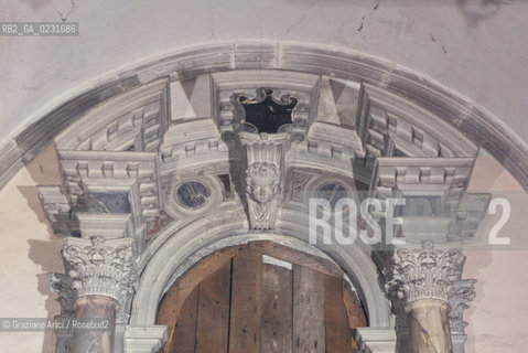 Nome:..ISOLA DI SAN CLEMENTE: UN ALTARE DELLA CHIESA....Localizzazione:..VENEZIA / ISOLA DI SAN CLEMENTE / LAGUNA SUD..VENICE / THE ISLE OF SAN CLEMENTE / THE SOUTH LAGOON..Soggetto:..ISOLA DI SAN CLEMENTE / CHIESA / PARTICOLARE DI UN ALTARE..ISLE OF SAN CLEMENTE / THE CHURCH / DETAIL OF AN ALTAR..Cronologia:..SEC. XVII..XVIIth CENTURY..Autore:......Stile:..BAROCCO..BAROQUE..Editori Stampatori:......Committenza:......Materia e Tecnica:......Collocazione:......Note:..DOPO IL SACCHEGGIO DEL1992..AFTER THE SACK IN 1992 ..Riproduzione Fotografica:..Graziano Arici/Rosebud2 ...Copyright:..Graziano Arici / rosebud2/....Data:..1993....Costo:..A....Key:..ISOLE ABBANDONATE / CHIESA..UNINHABITED ISLANDS / CHURCH