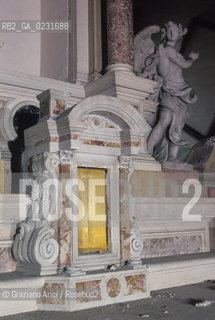 Nome:..ISOLA DI SAN CLEMENTE: TABERNACOLO DI SAN VITALE....Localizzazione:..VENEZIA / ISOLA DI SAN CLEMENTE / LAGUNA SUD..VENICE / THE ISLE OF SAN CLEMENTE / THE SOUTH LAGOON..Soggetto:..ISOLA DI SAN CLEMENTE / CHIESA / TABERNACOLO DI SAN VITALE..ISLE OF SAN CLEMENTE / THE CHURCH / St. VITALES TABERNACLE..Cronologia:..SEC. XVII SECONDO QUARTO / 1675..XVII CENTURY / 1675 ..Autore:......Stile:......Editori Stampatori:......Committenza:......Materia e Tecnica:......Collocazione:......Note:..DOPO IL SACCHEGGIO DEL1992..AFTER THE SACK IN 1992 ..Riproduzione Fotografica:..Graziano Arici/Rosebud2 ...Copyright:..Graziano Arici / rosebud2/....Data:..1993....Costo:..A....Key:..ISOLE ABBANDONATE / CHIESA..UNINHABITED ISLANDS / CHURCH