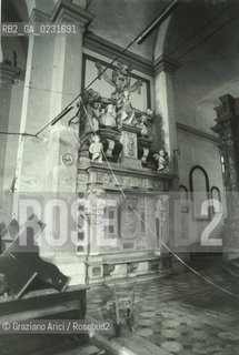 Nome:..ISOLA DI SAN CLEMENTE: INTERNO DELLA CHIESA....Localizzazione:..VENEZIA / ISOLA DI SAN CLEMENTE / LAGUNA SUD..VENICE / THE ISLE OF SAN CLEMENTE / THE SOUTH LAGOON..Soggetto:..ISOLA DI SAN CLEMENTE / CHIESA / MONUMENTO A PIETRO E LORENZO MOROSINI..ISLE OF SAN CLEMENTE / THE CHURCH / MONUMENT TO PIETRO AND LORENZO MOROSINI ..Cronologia:..SEC. XVII..XVIIth CENTURY..Autore:......Stile:..BAROCCO..BAROQUE..Editori Stampatori:......Committenza:......Materia e Tecnica:......Collocazione:......Note:..PRIMA DEL SACCHEGGIO DEL1992 / I BUSTI SONO SCULTURE DI MICHELE UNGARO (XVII SEC.)..BEFORE THE SACK IN 1992 / THE BUSTS ARE SCULPTURES BY MICHELE UNGARO (XVIIth CENTURY)..Riproduzione Fotografica:..Graziano Arici/Rosebud2 ...Copyright:..Graziano Arici / rosebud2/....Data:..1990....Costo:..A....Key:..ISOLE ABBANDONATE / CHIESA..UNINHABITED ISLANDS / CHURCH