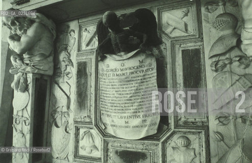 Nome:..ISOLA DI SAN CLEMENTE: INTERNO DELLA CHIESA....Localizzazione:..VENEZIA / ISOLA DI SAN CLEMENTE / LAGUNA SUD..VENICE / THE ISLE OF SAN CLEMENTE / THE SOUTH LAGOON..Soggetto:..ISOLA DI SAN CLEMENTE / CHIESA / MONUMENTO A PIETRO E LORENZO MOROSINI..ISLE OF SAN CLEMENTE / THE CHURCH / MONUMENT TO PIETRO AND LORENZO MOROSINI ..Cronologia:..SEC. XVII..XVIIth CENTURY..Autore:......Stile:..BAROCCO..BAROQUE..Editori Stampatori:......Committenza:......Materia e Tecnica:......Collocazione:......Note:..PRIMA DEL SACCHEGGIO DEL1992 / I BUSTI SONO SCULTURE DI MICHELE UNGARO (XVII SEC.)..BEFORE THE SACK IN 1992 / THE BUSTS ARE SCULPTURES BY MICHELE UNGARO (XVIIth CENTURY)..Riproduzione Fotografica:..Graziano Arici/Rosebud2 ...Copyright:..Graziano Arici / rosebud2/....Data:..1990....Costo:..A....Key:..ISOLE ABBANDONATE / CHIESA..UNINHABITED ISLANDS / CHURCH