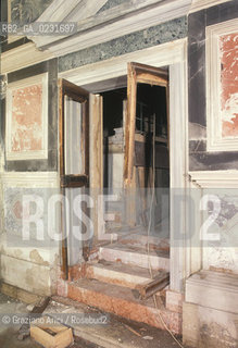 Nome:..ISOLA DI SAN CLEMENTE: INTERNO DELLA CHIESA....Localizzazione:..VENEZIA / ISOLA DI SAN CLEMENTE / LAGUNA SUD..VENICE / THE ISLE OF SAN CLEMENTE / THE SOUTH LAGOON..Soggetto:..ISOLA DI SAN CLEMENTE / CHIESA / INTERNO..ISLE OF SAN CLEMENTE / THE CHURCH / INTERIOR..Cronologia:..SEC. XVII..XVIIth CENTURY..Autore:......Stile:..BAROCCO..BAROQUE..Editori Stampatori:......Committenza:......Materia e Tecnica:......Collocazione:......Note:..DOPO IL SACCHEGGIO DEL1992..AFTER THE SACK IN 1992 ..Riproduzione Fotografica:..Graziano Arici/Rosebud2 ...Copyright:..Graziano Arici / rosebud2/....Data:..1993....Costo:..A....Key:..ISOLE ABBANDONATE / CHIESA..UNINHABITED ISLANDS / CHURCH