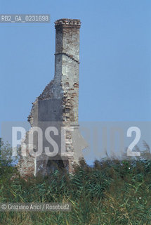 Caption: Nome:..ISOLA LA CURA....Localizzazione:..VENEZIA / ISOLA LA CURA / LAGUNA NORD..VENICE / THE ISLE OF LA CURA / THE NORTH LAGOON..Soggetto:..ISOLA LA CURA / RESTI DI UN EDIFICIO / CAMINO..ISLE OF LA CURA / REMAINS OF A BUILDING  / CHIMNEY..Cronologia:......Autore:......Stile:......Editori Stampatori:......Committenza:......Materia e Tecnica:......Collocazione:......Note:..LISOLA E STATA SEDE DI ATTIVITÀ AGRICOLE E DELLA PESCA..THE ISLAND HAS BEEN USED FOR AGRICULTURAL AND  FISHING PURPOSE ..Riproduzione Fotografica:..Graziano Arici/Rosebud2 ...Copyright:..Graziano Arici / rosebud2/....Data:..1993....Costo:..A....Key:..ISOLE ABBANDONATE..UNINHABITED ISLANDS