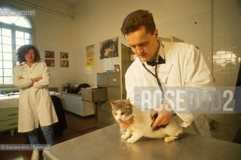 Nome:..ISOLA DI SAN CLEMENTE: RIFUGIO PER GATTI....Localizzazione:..VENEZIA / ISOLA DI SAN CLEMENTE / LAGUNA SUD..VENICE / THE ISLE OF SAN CLEMENTE / THE SOUTH  LAGOON..Soggetto:..ISOLA DI SAN CLEMENTE / RIFUGIO PER GATTI..ISLE OF  SAN CLEMENTE / REFUGE FOR CATS..Cronologia:......Autore:......Stile:......Editori Stampatori:......Committenza:......Materia e Tecnica:......Collocazione:......Note:..I PRIMI EDIFICI RISALGONO AL XII SECOLO / DAL 1834 LISOLA DIVENNE MANICOMIO PROVINCIALE FEMMINILE FINO AL1992 / SACCHEGGIATA NEL 1992, OGGI E DIVENTATA RIFUGIO PER GATTI RANDAGI, GRAZIE AI VOLONTARI DELLASSOCIAZIONE DINGO..THE FIRST BUILDINGS  DATE BACK TO THE XII CENTURY  / FROM 1834 TO 1992 IT WAS USED AS A GIRLS MENTAL HOSPITAL  / SACKED IN 1992, IT BECAME A REFUGE FOR STRAY CATS, THANKS TO  VOLUNTARY DINGO ASSOCIATION..Riproduzione Fotografica:..Graziano Arici/Rosebud2 ...Copyright:..Graziano Arici / rosebud2/....Data:..1993....Costo:..A....Key:..ISOLE ABBANDONATE..UNINHABITED ISLANDS