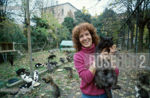 Nome:..ISOLA DI SAN CLEMENTE: RIFUGIO PER GATTI....Localizzazione:..VENEZIA / ISOLA DI SAN CLEMENTE / LAGUNA SUD..VENICE / THE ISLE OF SAN CLEMENTE / THE SOUTH  LAGOON..Soggetto:..ISOLA DI SAN CLEMENTE / RIFUGIO PER GATTI..ISLE OF  SAN CLEMENTE / REFUGE FOR CATS..Cronologia:......Autore:......Stile:......Editori Stampatori:......Committenza:......Materia e Tecnica:......Collocazione:......Note:..I PRIMI EDIFICI RISALGONO AL XII SECOLO / DAL 1834 LISOLA DIVENNE MANICOMIO PROVINCIALE FEMMINILE FINO AL1992 / SACCHEGGIATA NEL 1992, OGGI E DIVENTATA RIFUGIO PER GATTI RANDAGI, GRAZIE AI VOLONTARI DELLASSOCIAZIONE DINGO..THE FIRST BUILDINGS  DATE BACK TO THE XII CENTURY  / FROM 1834 TO 1992 IT WAS USED AS A GIRLS MENTAL HOSPITAL  / SACKED IN 1992, IT BECAME A REFUGE FOR STRAY CATS, THANKS TO  VOLUNTARY DINGO ASSOCIATION..Riproduzione Fotografica:..Graziano Arici/Rosebud2 ...Copyright:..Graziano Arici / rosebud2/....Data:..1993....Costo:..A....Key:..ISOLE ABBANDONATE..UNINHABITED ISLANDS