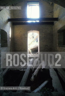 Nome:..ISOLA DI SAN GIACOMO IN PALUDO ....Localizzazione:..VENEZIA / ISOLA DI SAN  GIACOMO IN PALUDO / LAGUNA NORD..VENICE / THE ISLE OF SAN GIACOMO IN PALUDO / THE NORTH LAGOON..Soggetto:..ISOLA DI SAN GIACOMO IN PALUDO / RESTI DI UN EDIFICIO ..THE ISLE OF SAN GIACOMO IN PALUDO  / REMAINS OF A BUILDING ..Cronologia:......Autore:......Stile:......Editori Stampatori:......Committenza:......Materia e Tecnica:......Collocazione:......Note:..DAL 1860 VENNE UTILIZZATA COME POLVERIERA..SINCE1860 THE ISLE WAS USED AS A POWDER MAGAZINE ..Riproduzione Fotografica:..Graziano Arici/Rosebud2 ...Copyright:..Graziano Arici / rosebud2/....Data:..1993....Costo:..A....Key:..ISOLE ABBANDONATE..UNINHABITED ISLANDS