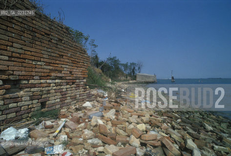 Nome:..ISOLA DI SAN GIACOMO IN PALUDO ....Localizzazione:..VENEZIA / ISOLA DI SAN  GIACOMO IN PALUDO / LAGUNA NORD..VENICE / THE ISLE OF SAN GIACOMO IN PALUDO / THE NORTH LAGOON..Soggetto:..ISOLA DI SAN GIACOMO IN PALUDO / RESTI DI UN EDIFICIO ..THE ISLE OF SAN GIACOMO IN PALUDO  / REMAINS OF A BUILDING ..Cronologia:......Autore:......Stile:......Editori Stampatori:......Committenza:......Materia e Tecnica:......Collocazione:......Note:..DAL 1860 VENNE UTILIZZATA COME POLVERIERA..SINCE1860 THE ISLE WAS USED AS A POWDER MAGAZINE ..Riproduzione Fotografica:..Graziano Arici/Rosebud2 ...Copyright:..Graziano Arici / rosebud2/....Data:..1993....Costo:..A....Key:..ISOLE ABBANDONATE..UNINHABITED ISLANDS