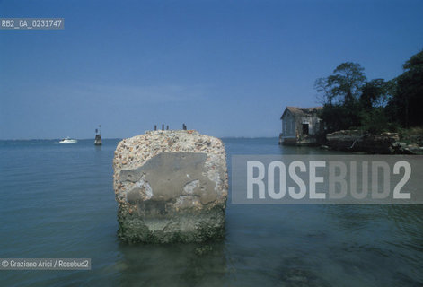 Nome:..ISOLA DI SAN GIACOMO IN PALUDO ....Localizzazione:..VENEZIA / ISOLA DI SAN  GIACOMO IN PALUDO / LAGUNA NORD..VENICE / THE ISLE OF SAN GIACOMO IN PALUDO / THE NORTH LAGOON..Soggetto:..ISOLA DI SAN GIACOMO IN PALUDO / RESTI DI UN EDIFICIO ..THE ISLE OF SAN GIACOMO IN PALUDO  / REMAINS OF A BUILDING ..Cronologia:......Autore:......Stile:......Editori Stampatori:......Committenza:......Materia e Tecnica:......Collocazione:......Note:..DAL 1860 VENNE UTILIZZATA COME POLVERIERA..SINCE1860 THE ISLE WAS USED AS A POWDER MAGAZINE ..Riproduzione Fotografica:..Graziano Arici/Rosebud2 ...Copyright:..Graziano Arici / rosebud2/....Data:..1993....Costo:..A....Key:..ISOLE ABBANDONATE..UNINHABITED ISLANDS
