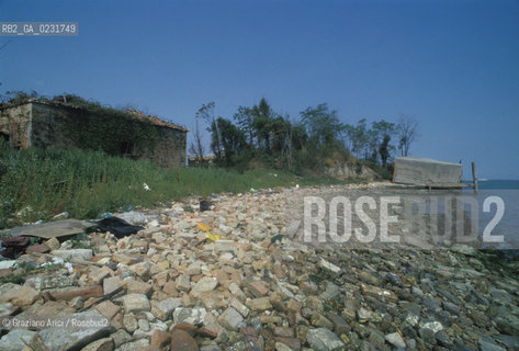 Nome:..ISOLA DI SAN GIACOMO IN PALUDO ....Localizzazione:..VENEZIA / ISOLA DI SAN  GIACOMO IN PALUDO / LAGUNA NORD..VENICE / THE ISLE OF SAN GIACOMO IN PALUDO / THE NORTH LAGOON..Soggetto:..ISOLA DI SAN GIACOMO IN PALUDO / RESTI DI UN EDIFICIO ..THE ISLE OF SAN GIACOMO IN PALUDO  / REMAINS OF A BUILDING ..Cronologia:......Autore:......Stile:......Editori Stampatori:......Committenza:......Materia e Tecnica:......Collocazione:......Note:..DAL 1860 VENNE UTILIZZATA COME POLVERIERA..SINCE1860 THE ISLE WAS USED AS A POWDER MAGAZINE ..Riproduzione Fotografica:..Graziano Arici/Rosebud2 ...Copyright:..Graziano Arici / rosebud2/....Data:..1993....Costo:..A....Key:..ISOLE ABBANDONATE..UNINHABITED ISLANDS