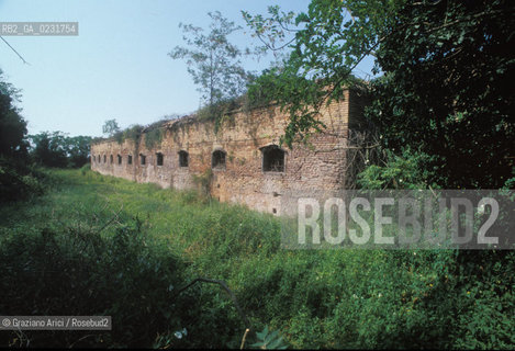 Nome:..ISOLA DI SAN GIACOMO IN PALUDO ....Localizzazione:..VENEZIA / ISOLA DI SAN  GIACOMO IN PALUDO / LAGUNA NORD..VENICE / THE ISLE OF SAN GIACOMO IN PALUDO / THE NORTH LAGOON..Soggetto:..ISOLA DI SAN GIACOMO IN PALUDO / RESTI DI UN EDIFICIO ..THE ISLE OF SAN GIACOMO IN PALUDO  / REMAINS OF A BUILDING ..Cronologia:......Autore:......Stile:......Editori Stampatori:......Committenza:......Materia e Tecnica:......Collocazione:......Note:..DAL 1860 VENNE UTILIZZATA COME POLVERIERA..SINCE1860 THE ISLE WAS USED AS A POWDER MAGAZINE ..Riproduzione Fotografica:..Graziano Arici/Rosebud2 ...Copyright:..Graziano Arici / rosebud2/....Data:..1993....Costo:..A....Key:..ISOLE ABBANDONATE..UNINHABITED ISLANDS